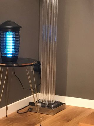 Lámpara de pie plateada