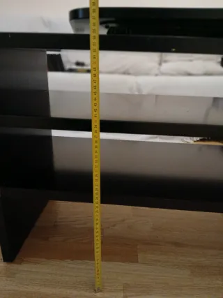 Mueble TV negro curvo