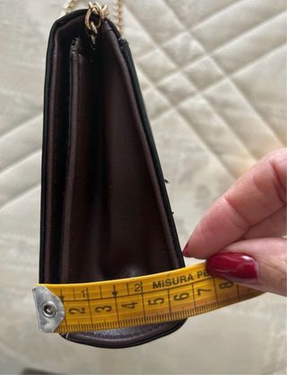 Pochette elegante vernice nera con catena oro