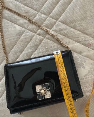 Pochette elegante vernice nera con catena oro