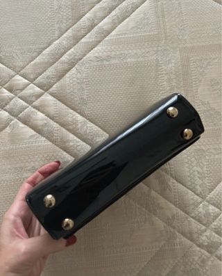 Pochette elegante vernice nera con catena oro