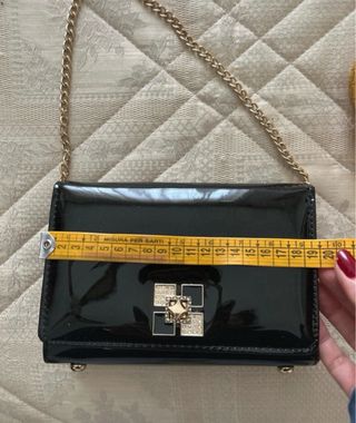 Pochette elegante vernice nera con catena oro