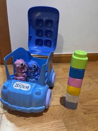 Camión de bloques con figuras de Stitch