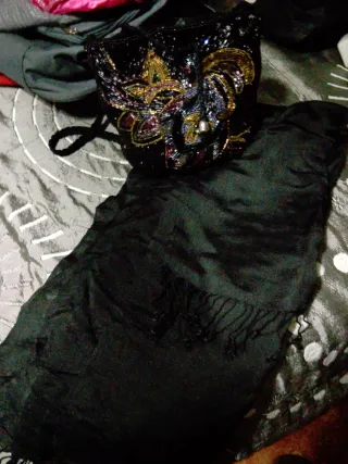 Fular de fiesta con bolsos negro y dorado