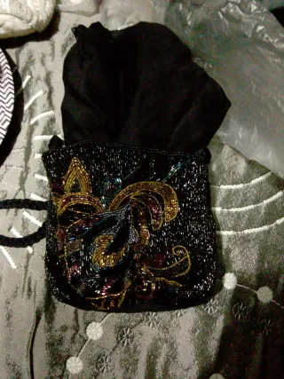 Fular de fiesta con bolsos negro y dorado