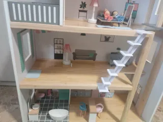 Casa de muñecas de madera