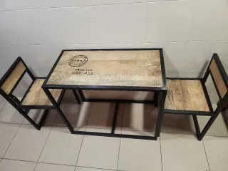 Mesa y 2 sillas estilo industrial