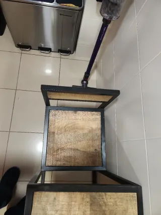 Mesa y 2 sillas estilo industrial