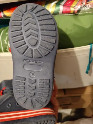 Mono de nieve rojo para niño