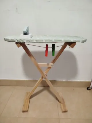Tendedero de juguete y tabla de planchar plegable