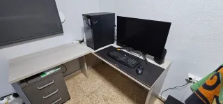 Escritorio en L con cajonera.