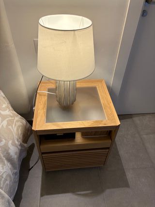 Mesita de noche de madera