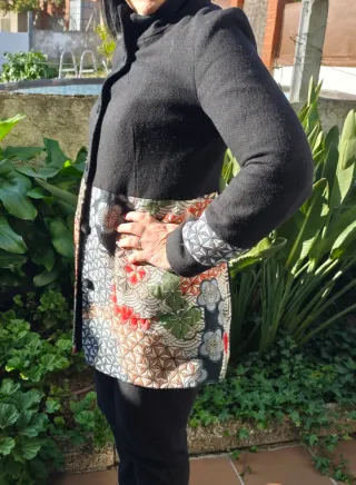 Abrigo negro con estampado patchwork