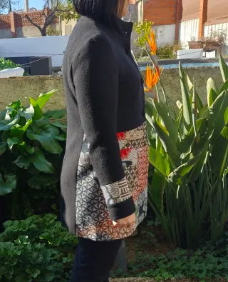 Abrigo negro con estampado patchwork