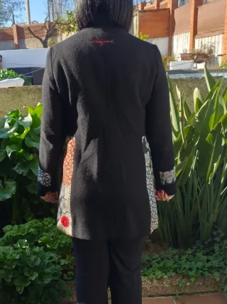 Abrigo negro con estampado patchwork