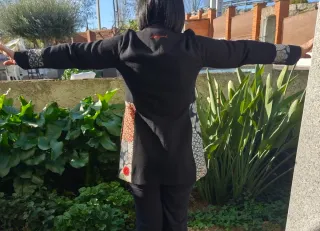 Abrigo negro con estampado patchwork