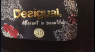 Abrigo negro con estampado patchwork