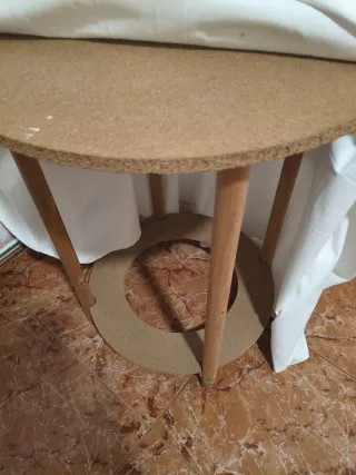 Mesa redonda con mantel tejido, crochet y debajo ,