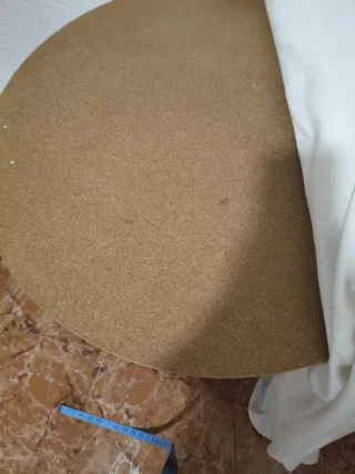 Mesa redonda con mantel tejido, crochet y debajo ,