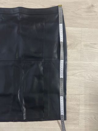 Falda polipiel negra Mango 48