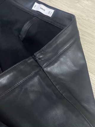 Falda polipiel negra Mango 48