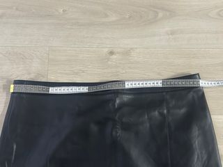 Falda polipiel negra Mango 48