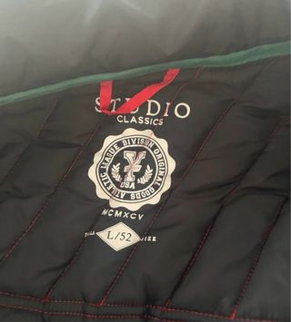 Chaleco acolchado azul marino con detalles rojos