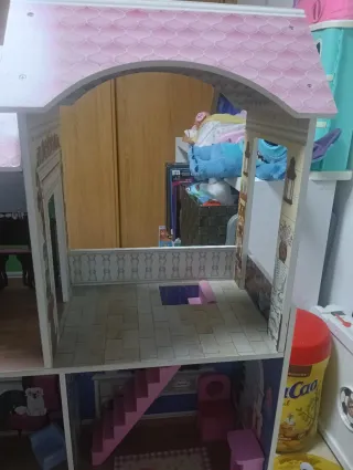 Casa de muñecas de madera rosa