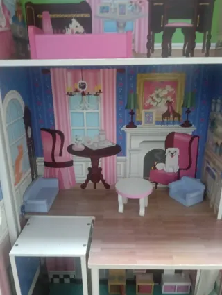 Casa de muñecas de madera rosa