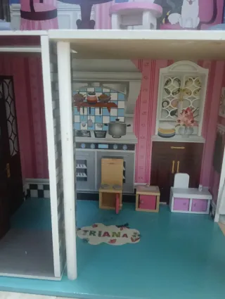 Casa de muñecas de madera rosa