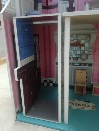 Casa de muñecas de madera rosa