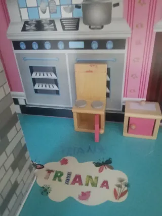 Casa de muñecas de madera rosa