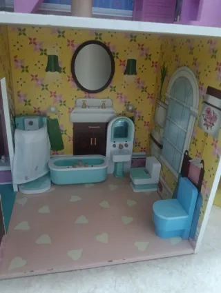 Casa de muñecas de madera rosa