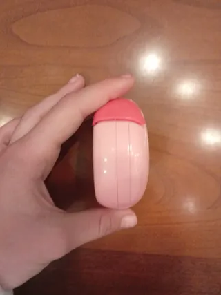 Tamagotchi rosa con flores