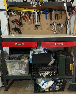 Mesa de trabajo con cajones y panel