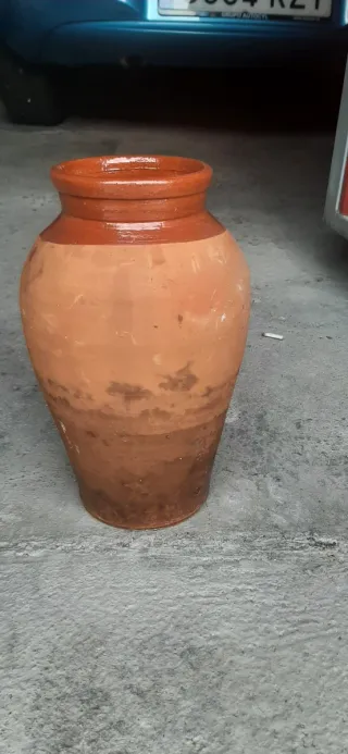Tinaja de barro grande con asa