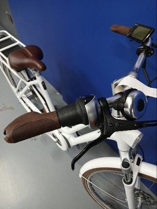 Bicicleta eléctrica urbana conectada Elops 920 E blanco