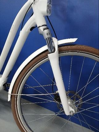 Bicicleta eléctrica urbana conectada Elops 920 E blanco