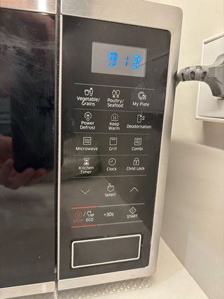 Microondas Samsung plateado.