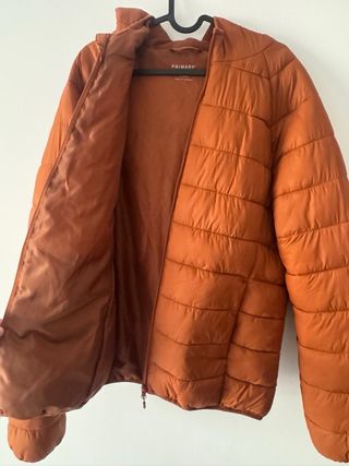 Chaqueta impermeable naranja Primark