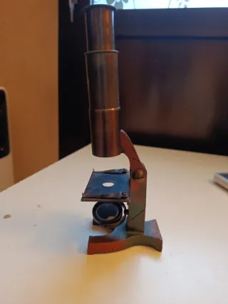 Microscopio de latón antiguo para coleccionistas