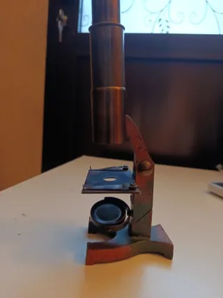 Microscopio de latón antiguo para coleccionistas