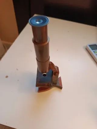 Microscopio de latón antiguo para coleccionistas