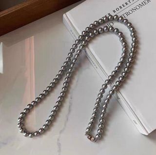 Collar de perlas plateadas