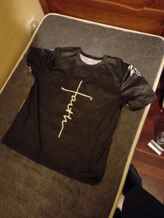 Camiseta negra con diseño de cruz