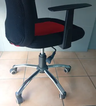 Silla de escritorio ergonómica regulable en altura