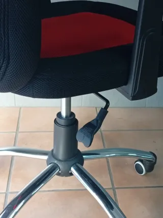 Silla de escritorio ergonómica regulable en altura