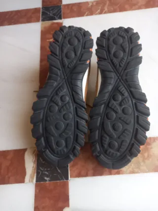 Zapatillas Ligeras Nuevas Marrones y Negras