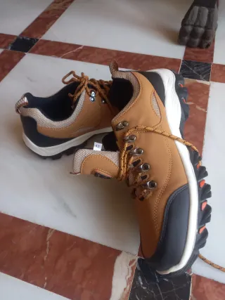 Zapatillas Ligeras Nuevas Marrones y Negras