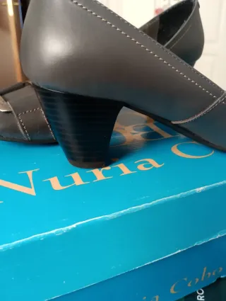 Zapatos grises cómodos con hebilla plateada